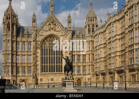 Richard Coeur de Lion statue en Vieux Palais Cour avec des chambres du Parlement Londres Angleterre GO UK Europe Banque D'Images