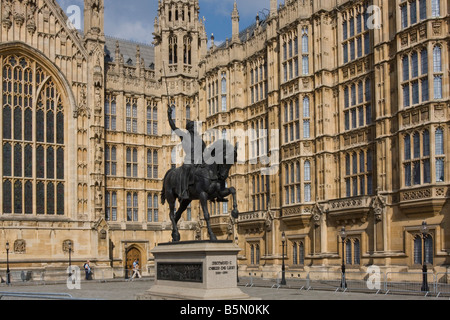 Richard Coeur de Lion statue en Vieux Palais Cour avec des chambres du Parlement Londres Angleterre GO UK Europe Banque D'Images