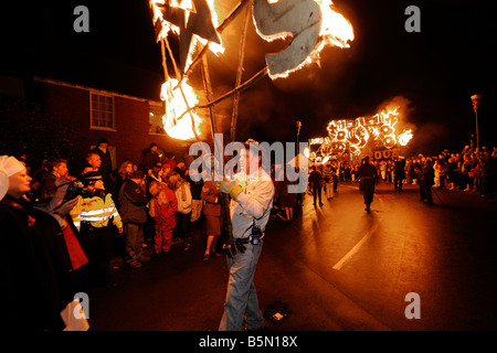 Bonfire Night célébrations dans East Hoathly près de Lewes. Firebanners énormes sont transportées à travers le village. Photo par Jim Holden. Banque D'Images