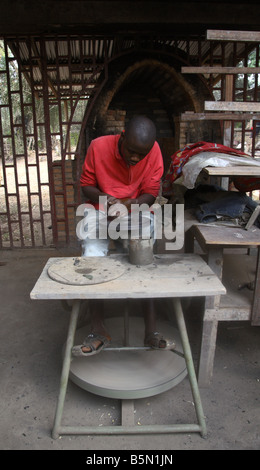 Travailleur de la poterie poterie pot jeter à Prespot Bamessing works Northwest Province Cameroon Banque D'Images