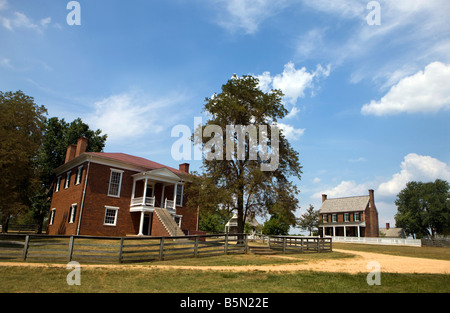 Appomattox County Courthouse (aujourd'hui centre des visiteurs du NPS), avec Clover Hill Tavern en arrière-plan, en Virginie Banque D'Images