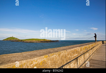 La pêche en mer à partir de Ballycotton mur du port, dans le comté de Cork, Irlande Banque D'Images