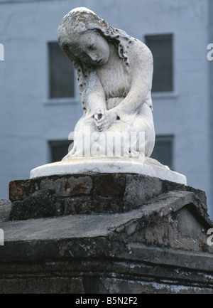 Sculpture sur tombe, dans le cimetière St Louis numéro un dans la Nouvelle Orléans en Louisiane USA Banque D'Images