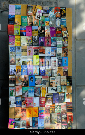 Vue aérienne de livres de poche organisé sur une table à l'extérieur de la Banque du sud du marché du livre, South Bank, Londres, Angleterre Banque D'Images