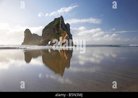 Îles d'Archway reflétée dans les sables humides de Wharariki Beach, près de North West Cape Farewell Nelson Region ile sud Nouvelle Zelande Banque D'Images