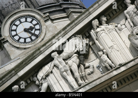 Ville de Nottingham, Angleterre. La frise des sculptures et dôme de l'horloge au-dessus de l'entrée principale de Nottingham Council House. Banque D'Images