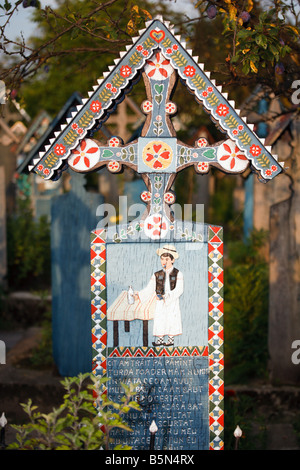 En bois peint de couleur pierre tombale Cimetière Joyeux de Sapanta, Maramures, Roumanie Banque D'Images