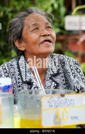 Father au marché de Chatuchak, Bangkok, Thailand Banque D'Images