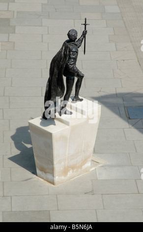 Statue de Sir Laurence Olivier comme Hamlet tenant une épée, érigée sur la promenade de Riverside South Bank, Londres Banque D'Images