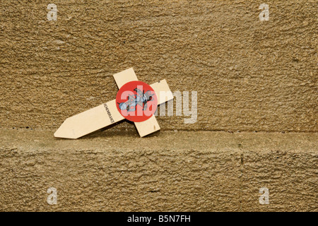 Coquelicot et souvenir Croix sur le monument commémoratif de guerre dans le centre-ville de Bristol Banque D'Images