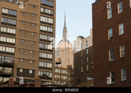 Empire State vu entre les bâtiments à partir de la 7e Avenue à New York USA 11 novembre 2008 Banque D'Images