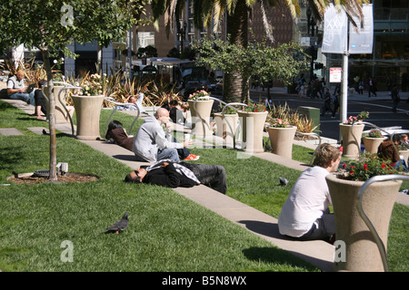 Les gens se reposer sur Union Square à San Francisco. Banque D'Images