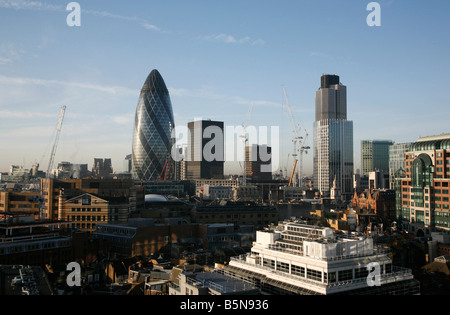 Le Gherkin Tower et tisser 42 au-dessus de la ville de Londres Banque D'Images