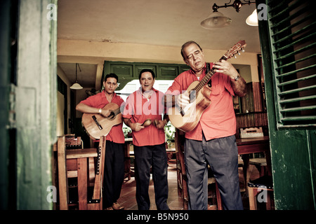 Musiciens qui jouent dans un bar de la vieille Havane Cuba Banque D'Images