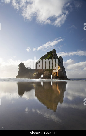 Îles d'Archway reflétée dans les sables humides de Wharariki Beach, près de North West Cape Farewell Nelson Region ile sud Nouvelle Zelande Banque D'Images