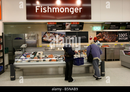 Les gens SHOPPING DANS J SAINSBURY'S SUPERMARKET DURANT LA CRISE DU CRÉDIT À MILTON KEYNES Banque D'Images