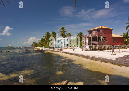 CAYE CAULKER, BELIZE - promenades touristiques sur la plage près de house et l'hôtel sur la plage. Banque D'Images