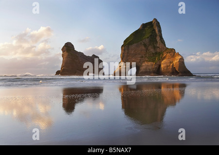 Îles d'Archway reflétée dans les sables humides de Wharariki Beach, près de North West Cape Farewell Nelson Region ile sud Nouvelle Zelande Banque D'Images