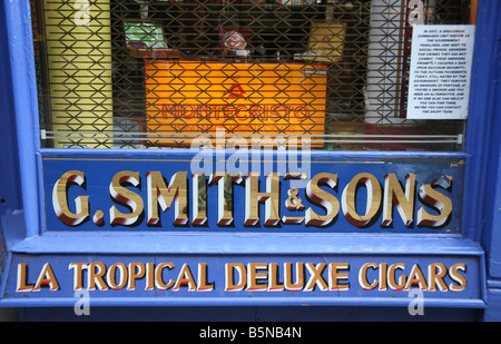 Détail de tabac à l'ancienne boutique au centre de Londres Banque D'Images