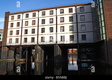 L'entrepôt de Straddle, Victoria Quays, à Sheffield, quai du canal en Angleterre, bâtiment industriel classé Banque D'Images