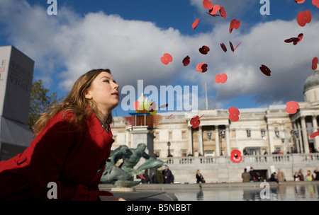 Le service public et les hommes à l'remebrence day service tenue à Trafalgar Square en plaçant des milliers de tournage dans la fontaine à Tr Banque D'Images