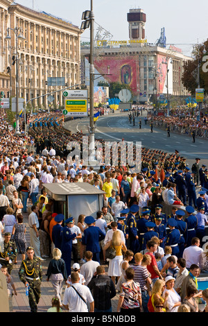 Le jour de l'indépendance, annuel personnes marchant le long de la rue Khreshchatyk, Kiev, Ukraine Banque D'Images