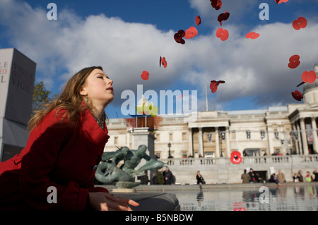 Le service public et les hommes à l'remebrence day service tenue à Trafalgar Square en plaçant des milliers de tournage dans la fontaine à Tr Banque D'Images