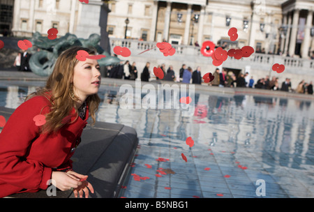 Le service public et les hommes à l'remebrence day service tenue à Trafalgar Square en plaçant des milliers de tournage dans de la fontaine Banque D'Images