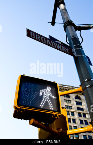 Une promenade maintenant signer au feu de circulation sur le trottoir de Manhattan, New York City, USA Banque D'Images