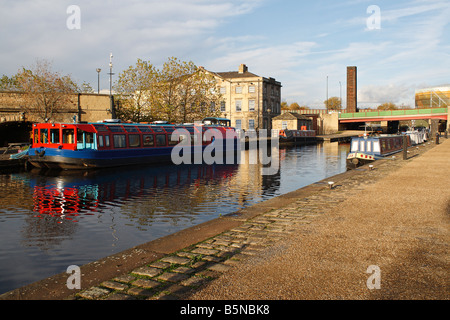 Des barques à la truelle amarrées à Victoria Quay, Sheffield Canal Basin, Angleterre Banque D'Images