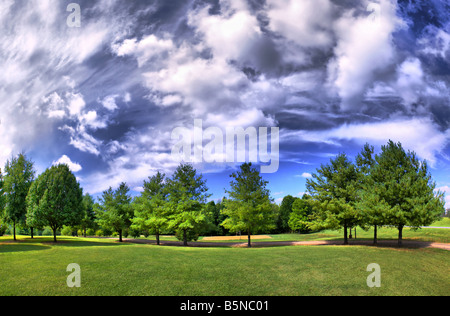 Panorama HDR d'un parc en été avec un ciel dramatique Banque D'Images