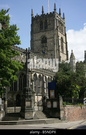 Ville de Nottingham, Angleterre. L'hôpital Civic et de l'église paroissiale de Sainte Marie la Vierge. Banque D'Images