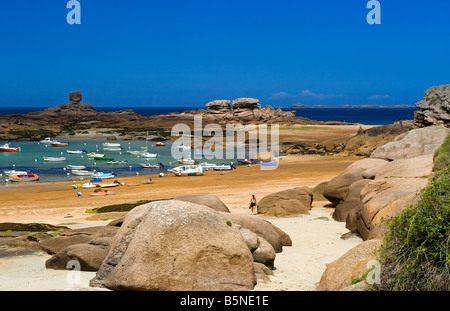 Rochers sur la plage à Tregastel sur la Côte de Granit Rose ou Côte de Granit Rose en Bretagne nord France Banque D'Images