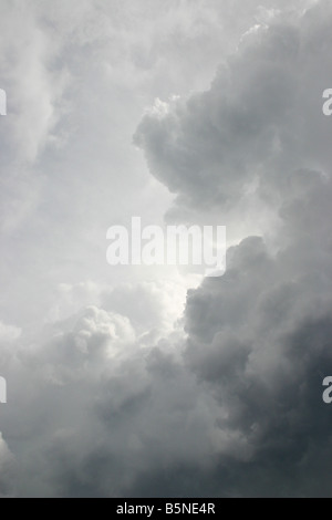 D'énormes nuages duveteux, blanc, construire haut dans le ciel, projetant des ombres sous eux. Banque D'Images