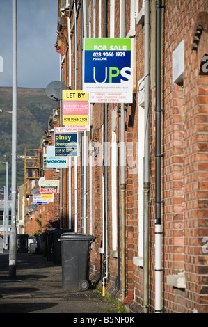 En vue de la vente et de laisser les panneaux le long d'une rue à Belfast Banque D'Images