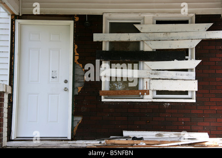 Barricadèrent fenêtres d'une maison abandonnée à Detroit Michigan USA Banque D'Images