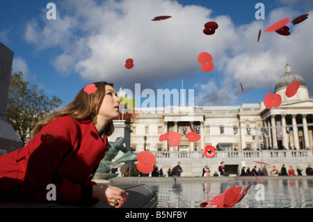 Le service public et les hommes à l'remebrence day service tenue à Trafalgar Square en plaçant des milliers de tournage dans la fontaine à Tr Banque D'Images