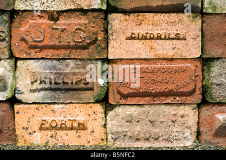 Briques anciennes faites par un ancien briquetage de Cornouailles Banque D'Images
