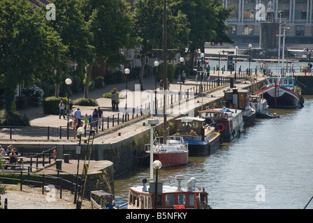 Bateaux amarrés à quai, les gens qui marchent le long de la promenade du port, Bristol, Royaume-Uni Banque D'Images