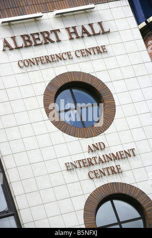 Ville de Nottingham, Angleterre. L'angle vue rapprochée de Nottingham's Albert Hall Conference Centre de divertissement et de signer. Banque D'Images