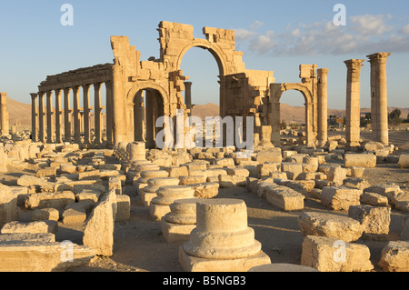 Arc monumental et la Grande Colonnade, Palmyra, Syrie Banque D'Images