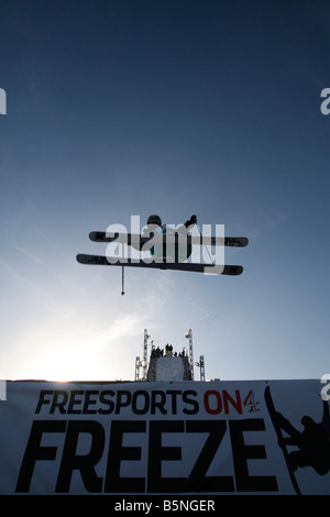 Sur la pente de ski au London Festival antigel sauter dans l'air Banque D'Images