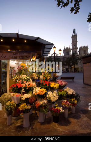 Décrochage fleuriste sur la Plaza del Ayuntamiento avec de l'hôtel de ville en arrière-plan Valencia Espagne Banque D'Images