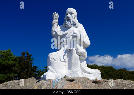 Statue de Neptune sur le dessus de l'Aquarium construit en pierres à Tregastel sur la Côte de Granit Rose ou Côte de Granit Rose dans le Nord Banque D'Images