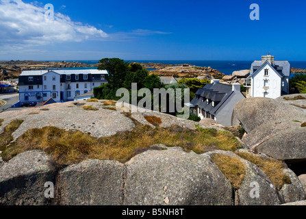 Des rochers près de la plage à Trégastel sur la Côte de Granit Rose ou Côte de Granit Rose en Bretagne nord France Banque D'Images