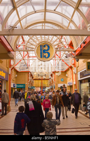 Shoppers shopping dans le centre de Britten à Lowestoft, Suffolk, UK Banque D'Images