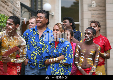 Les étudiants australiens rire ensemble après avoir donné un spectacle culturel à l'École de Manly International Hotel Banque D'Images