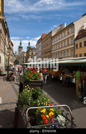 Des chariots de fleurs MARCHÉ PLEIN AIR RUE HAVELSKA Staré Mesto PRAGUE RÉPUBLIQUE TCHÈQUE Banque D'Images