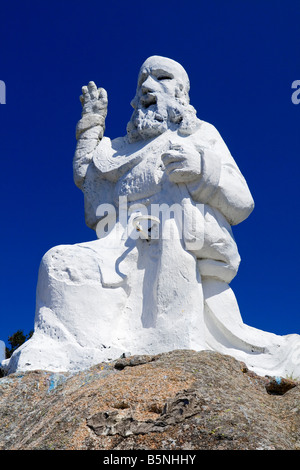 Statue de Neptune sur le dessus de l'Aquarium construit en pierres à Tregastel sur la Côte de Granit Rose ou Côte de Granit Rose dans le Nord Banque D'Images