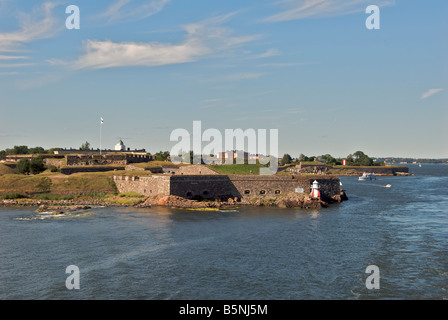 Fort de Suomenlinna dans lumière du soir à partir de la mer du port d'Helsinki Finlande Banque D'Images